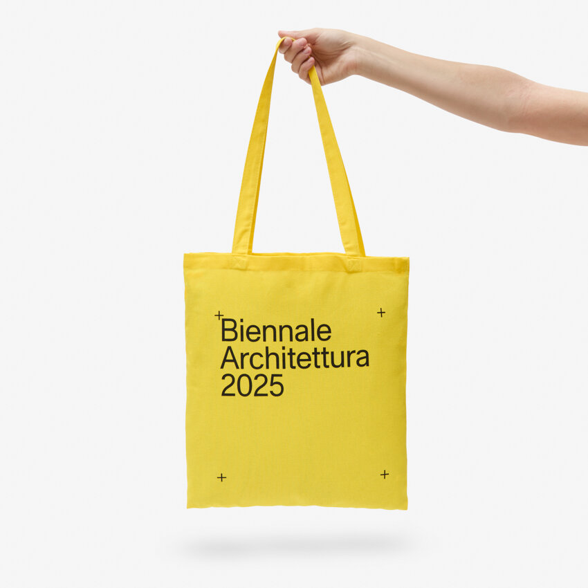 Immagine in evidenza di TOTE BAG GIALLA INTELLIGENS. NATURAL. ARTIFICIAL. COLLECTIVE.