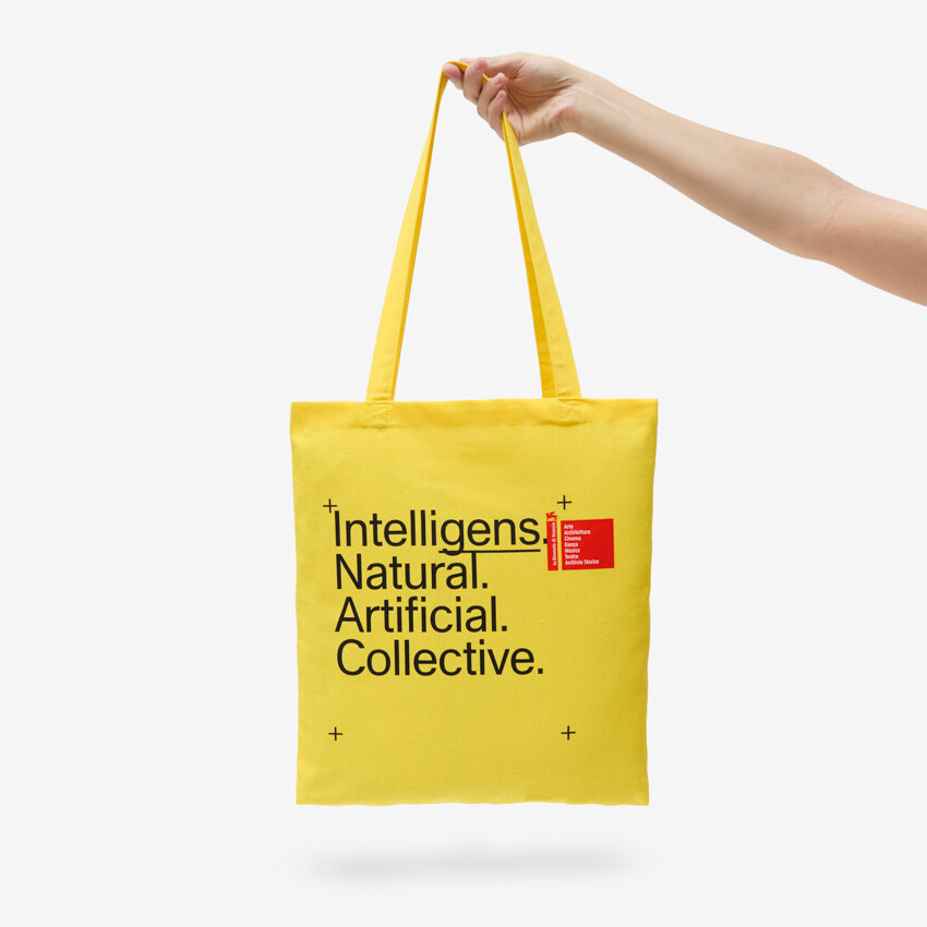 Immagine in evidenza di TOTE BAG GIALLA INTELLIGENS. NATURAL. ARTIFICIAL. COLLECTIVE.