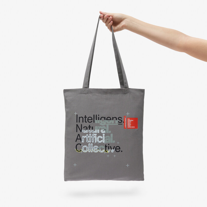 Immagine in evidenza di TOTE BAG GRIGIA INTELLIGENS. NATURAL. ARTIFICIAL. COLLECTIVE.