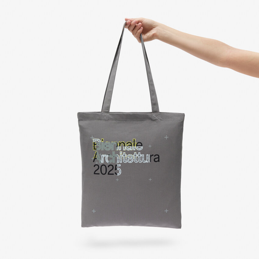 Immagine in evidenza di TOTE BAG GRIGIA INTELLIGENS. NATURAL. ARTIFICIAL. COLLECTIVE.